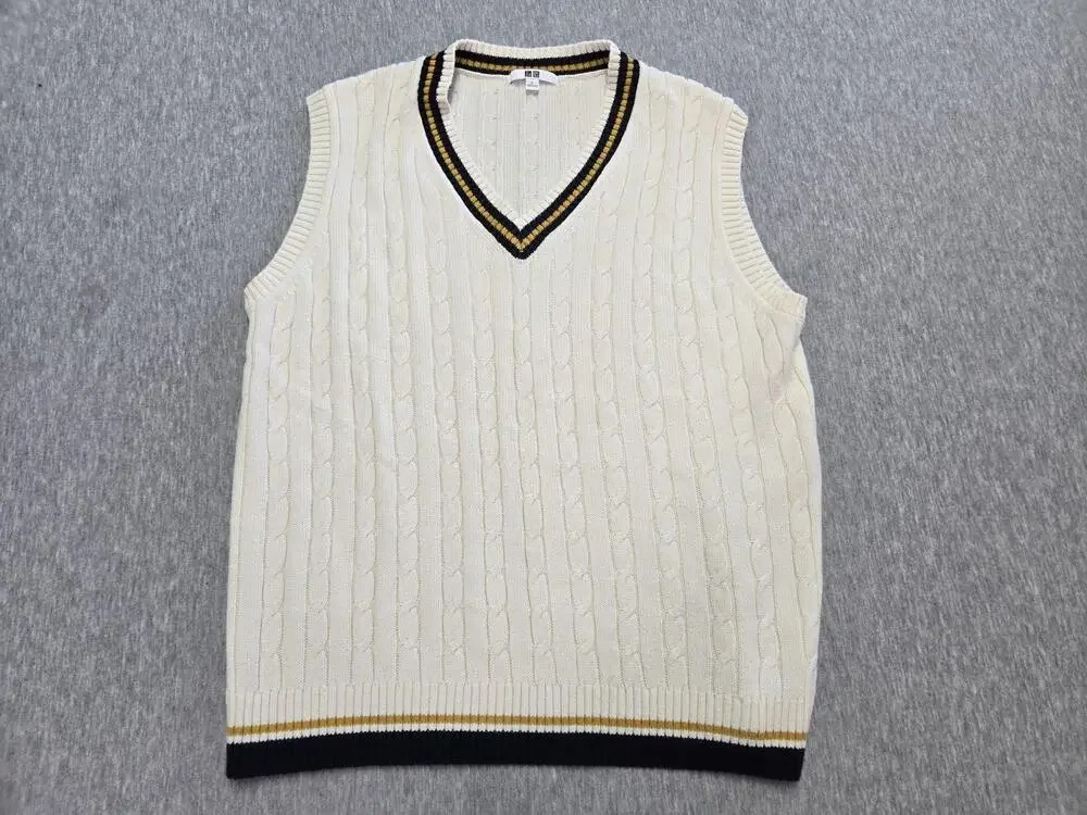 Uniqlo Sweater Vest Mens Large White Cable Knit V Neck Pullover Striped Trim